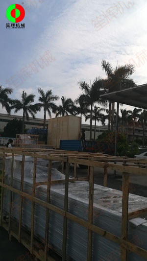 客戶訂制的百香果清洗機及特制提升機交貨了