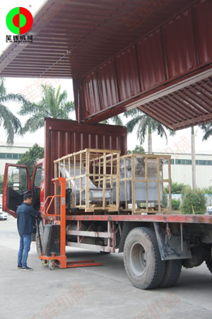 珠三角地區(qū)黃先生購買的洗菜機(jī)及相關(guān)輔助設(shè)備現(xiàn)貨裝車