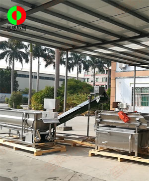 廣東江門客戶訂購的渦流洗菜機(jī)及氣泡洗菜機(jī)裝車發(fā)貨