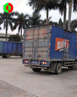 貨物已堆放到停車棚，三臺(tái)貨車扎堆裝車！