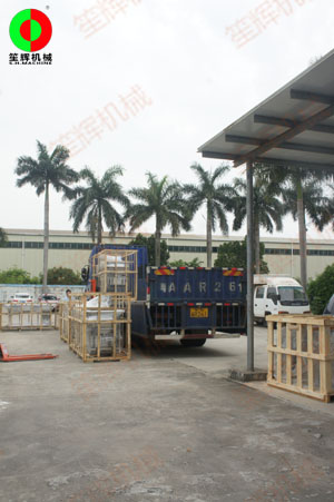 蘇州經(jīng)銷客戶訂制的大批蔬果加工設(shè)備裝車出貨!