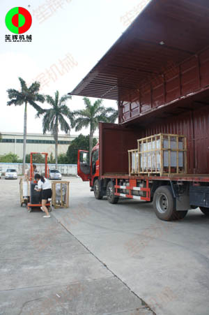 客戶訂購(gòu)的一批蔬果清洗切割加工機(jī)械裝車(chē)出貨！