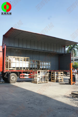 客戶訂購的一批蔬果加工處理機(jī)械按期裝車出貨!