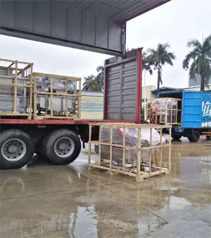 停雨間隙，抓緊時(shí)間兩車(chē)同時(shí)裝車(chē)發(fā)貨！