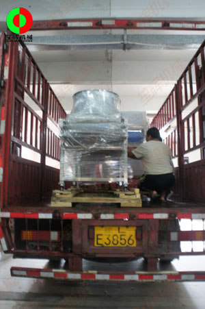 大雨影響發(fā)貨，貨車(chē)直接開(kāi)進(jìn)廠房裝車(chē)也必須按期交付客戶(hù)！