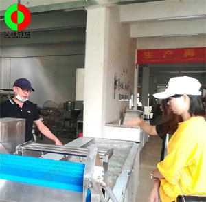 客戶(hù)親臨我司考察，測(cè)試蔬果切割清洗等設(shè)備！