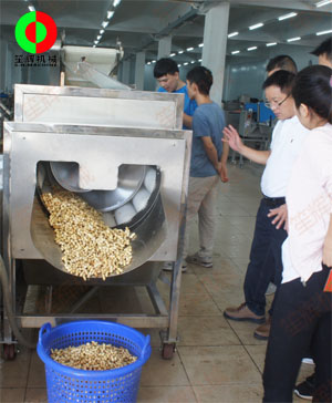 客戶到公司現(xiàn)場(chǎng)考察,并測(cè)試果蔬清洗機(jī)對(duì)花生的清洗效果！