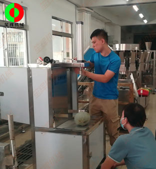 中山市某公司一行人親臨我司考察洽談，測(cè)試削皮機(jī)等定制食品加工機(jī)械！