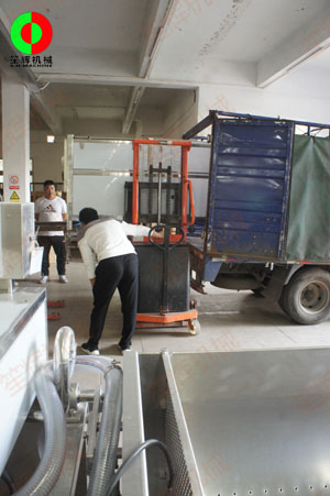 客戶測(cè)試蔬果毛刷脫皮機(jī)，現(xiàn)貨購(gòu)買(mǎi)隨車(chē)發(fā)貨！