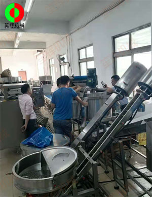 客戶現(xiàn)場(chǎng)測(cè)試排骨切丁、清洗、連續(xù)式脫水系統(tǒng)生產(chǎn)線！