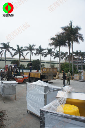 大批洗菜機(jī)、脫水機(jī)蔬果前處理加工設(shè)備等待裝車出貨！