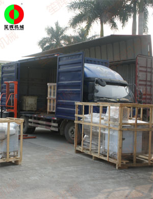 大批多途用自動(dòng)洗菜機(jī)等蔬果加工機(jī)械裝車出貨！