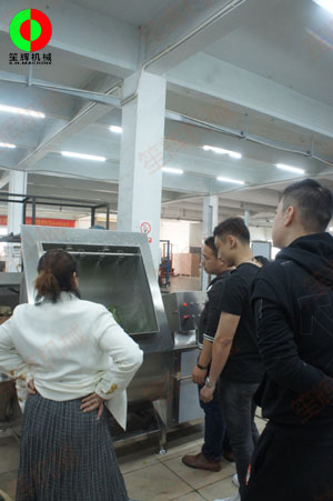 客戶考察我司軟硬件實(shí)力，現(xiàn)場(chǎng)測(cè)試多功能洗菜機(jī)及渦流洗菜機(jī)等設(shè)備！