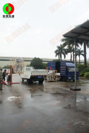 土豆削皮機(jī)等一批蔬果食品加工處理機(jī)械裝車出貨！