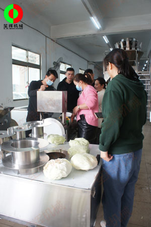 客戶現(xiàn)場(chǎng)了解瓜果分瓣及切割設(shè)備，最后現(xiàn)場(chǎng)簽定合同交付定金！