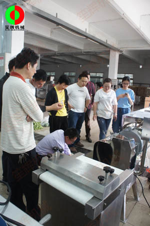 客戶親臨我司測(cè)試木瓜削皮、瓜果切丁及蔬果分瓣等加工處理設(shè)備！