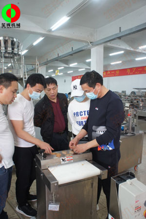 山東客戶一行親臨我司考察，購(gòu)買魷魚(yú)去皮、魷魚(yú)切圈等水產(chǎn)加工設(shè)備！