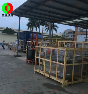 兩批客戶訂購(gòu)的兩批蔬果加工設(shè)備同時(shí)裝車(chē)發(fā)貨！