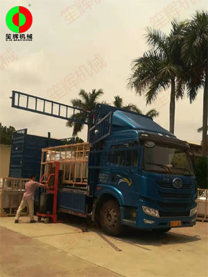 客戶訂購的多臺氣泡洗菜機裝車發(fā)貨，按期交付！