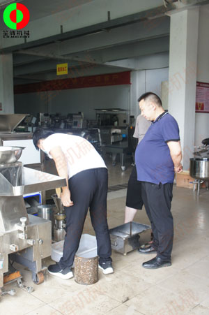 廣西客戶親臨我司考察并測(cè)試磨骨機(jī)等一批水產(chǎn)肉類加工機(jī)械！