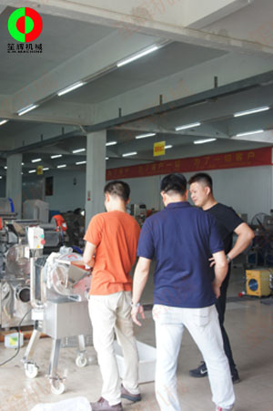 瓜果三維切丁機(jī)測試效果滿意，客戶付款購買隨車運(yùn)走！