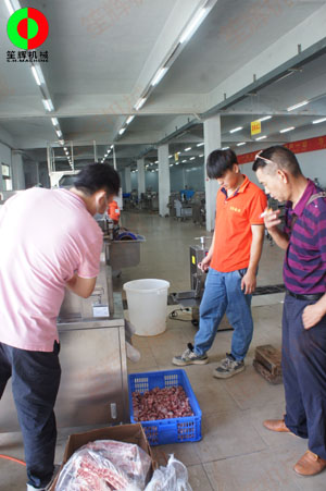 佛山某肉食品加工配送中心客戶一行人親臨我司測試訂購洗排骨機(jī)等設(shè)備！