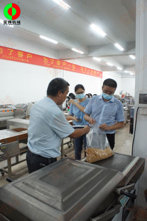 東莞客戶一行考察我司生產(chǎn)工廠，測(cè)試購(gòu)買(mǎi)真空包裝機(jī)！