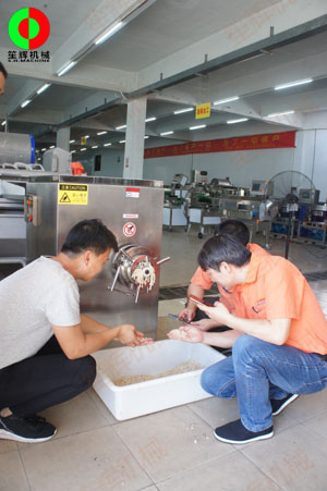 凍肉絞肉機(jī)嘗試處理牛筋，客戶滿意物料加工效果！