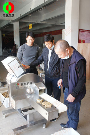 客戶來司現(xiàn)場測試酸筍切條加工設(shè)備！