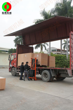 國外客戶訂購的一批毛刷清洗去皮機(jī)及瓜果削皮機(jī)裝車出貨！