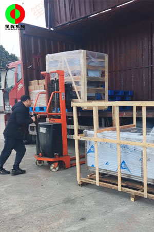 洗菜機(jī)和切菜機(jī)發(fā)往江西客戶！