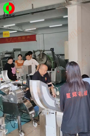 客戶(hù)來(lái)廠(chǎng)驗(yàn)收測(cè)試一批蔬果加工設(shè)備！